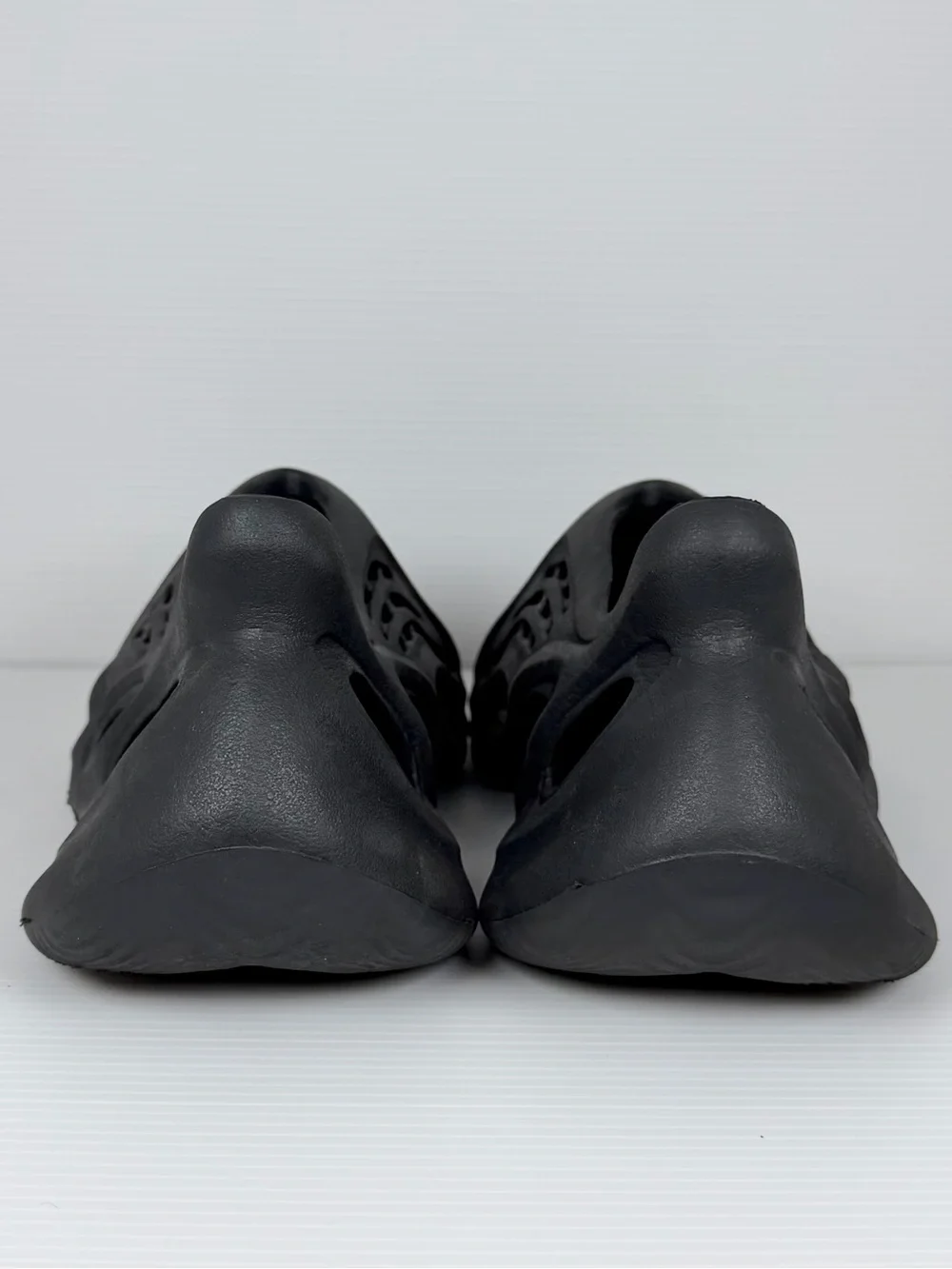 adidas Yeezy Foam RNR Onyx Black Slip On Clogs Men’s Size 4/Women’s Size 5